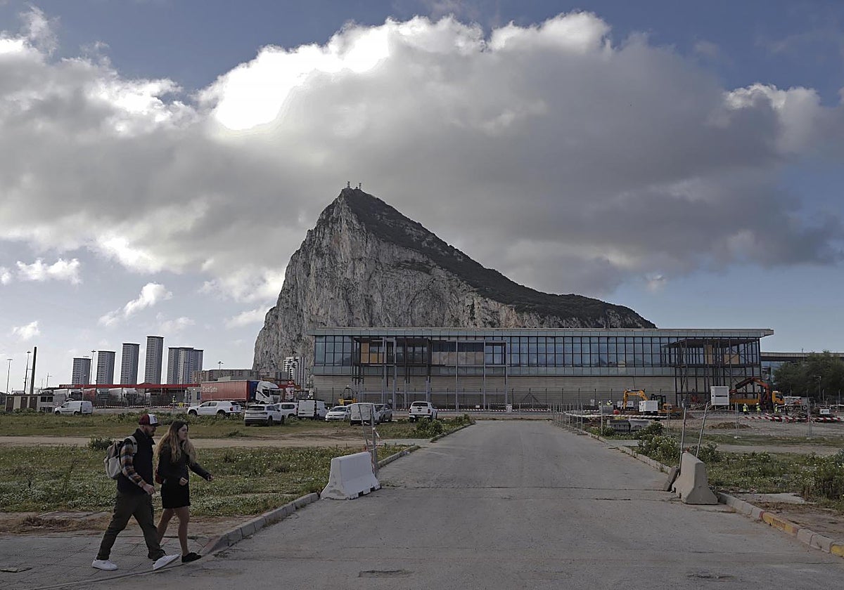 Los 27 de la UE ratifican el acuerdo de Gibraltar sin resolver los problemas de la colonia con España
