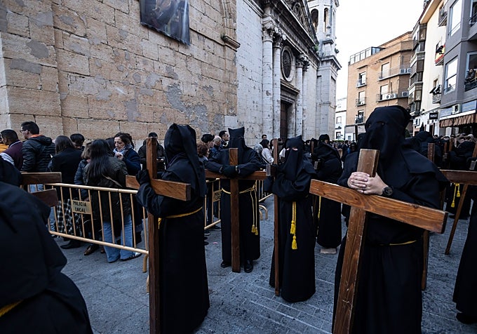 Esta cofradía es la que cuenta con más hermanos y son centenares los penitentes que salen