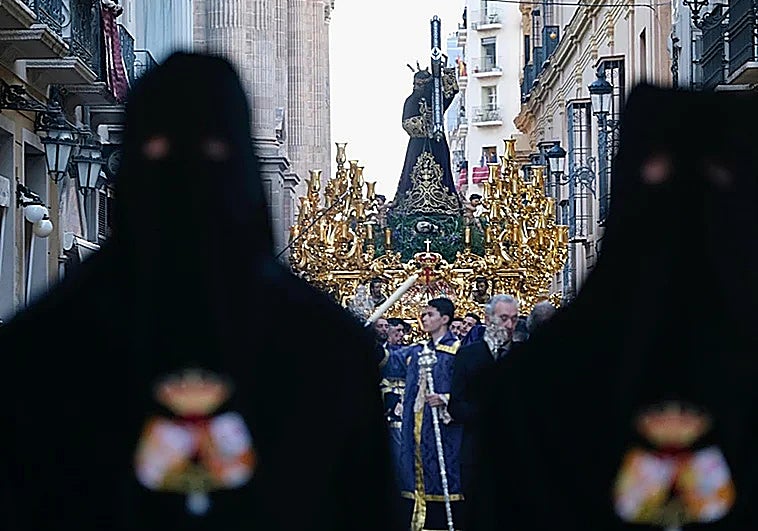 La Hermandad del Rico de Málaga con los dos presos indultados