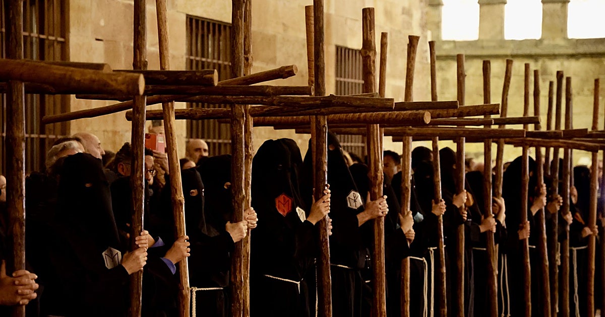 Salamanca guarda silencio ante la Universitaria en una noche de recogimiento