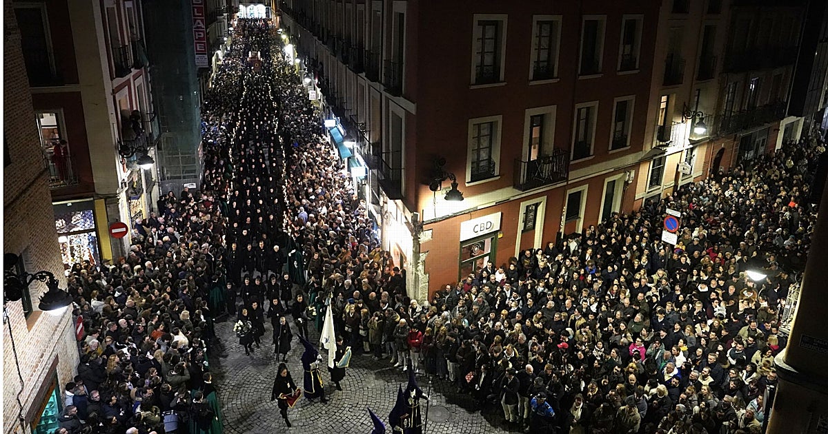 El Nazareno y el Santísimo Cristo de la Agonía protagonizan el Viacrucis Procesional del Miércoles Santo en Valladolid