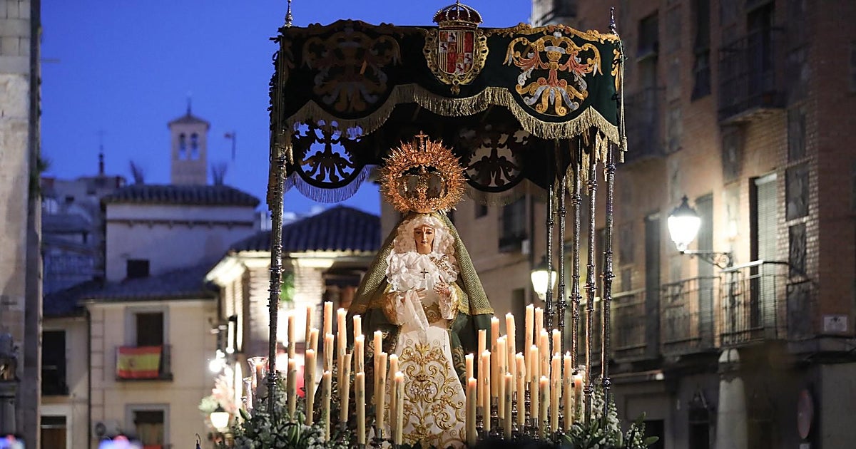 La Virgen del Amparo acompaña la agonía de Jesús con la Cruz por el Casco de Toledo