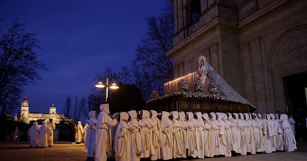 El Cristo del Amor y de la Paz recorre Salamanca desde el Arrabal hasta la catedral