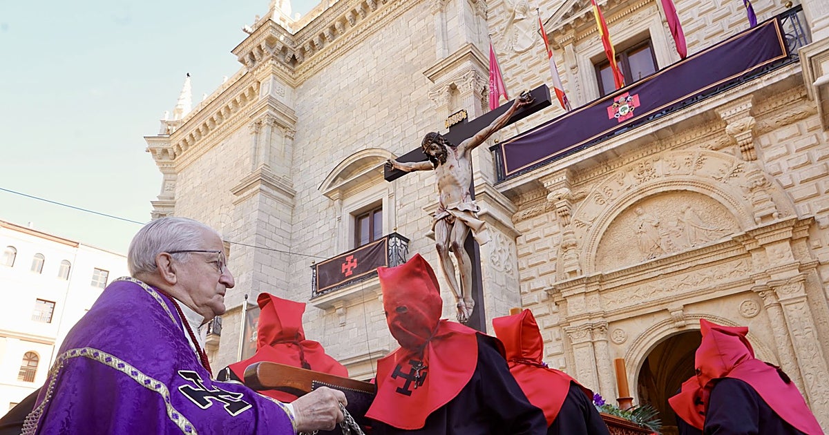Sol y silencio sepulcral para recibir a  La Perla  de Gregorio Fernández