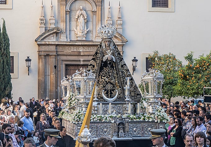 La Virgen de la Soledad y el Descendimiento, durante su procesión en Granada