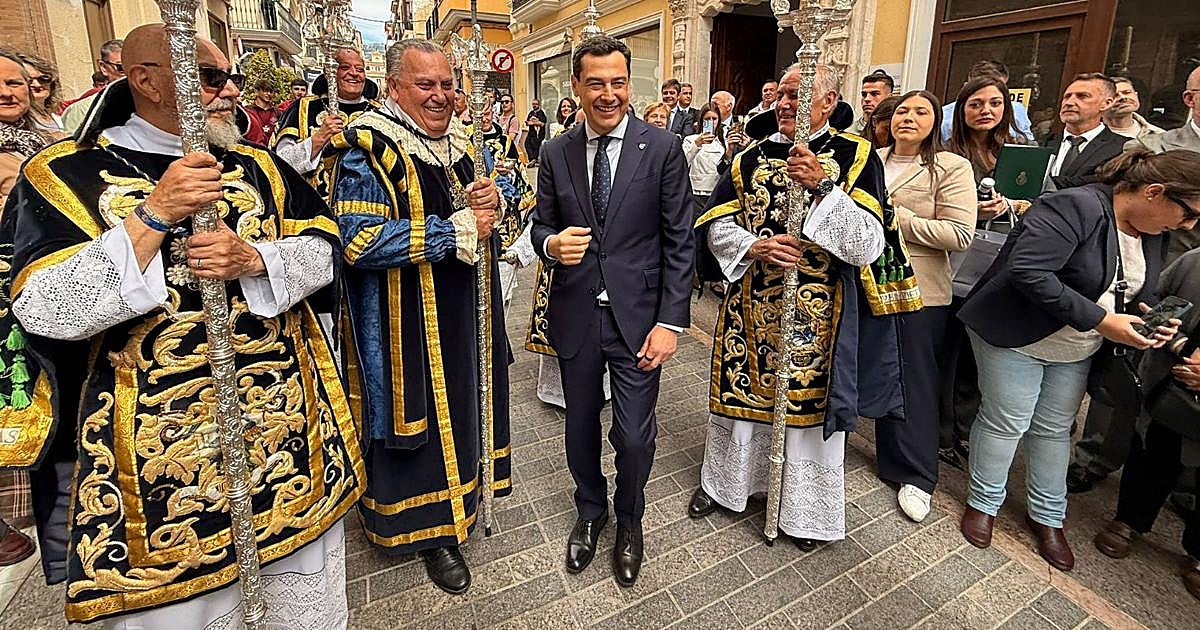 Juanma Moreno revoluciona Cabra el Jueves Santo: de su levantá de la Virgen de la Piedad a la salida de Jesús Preso