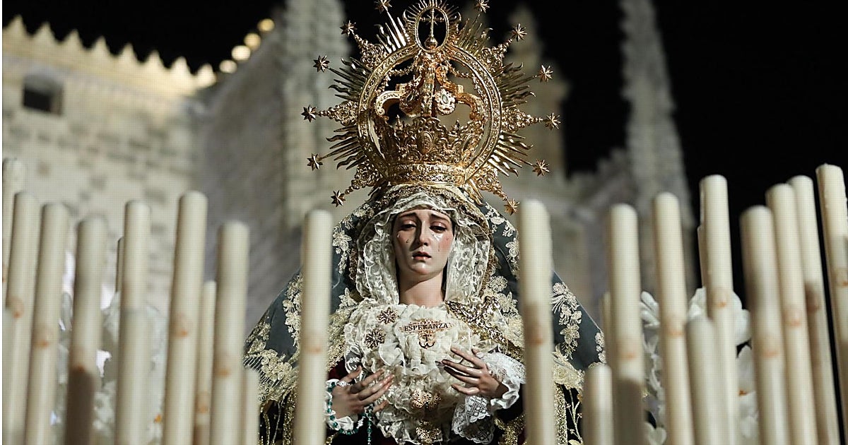 La Humildad encumbra en Toledo a la Virgen de la Esperanza en su Soledad entre la multitud
