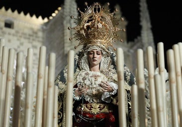 La Humildad encumbra en Toledo a la Virgen de la Esperanza en su Soledad entre la multitud