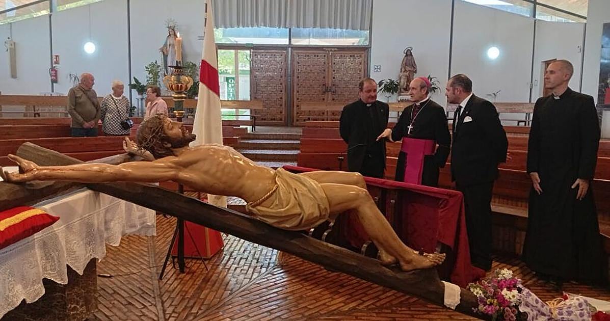 El obispo de Córdoba se empapa de tradición y estrecha lazos con las cofradías
