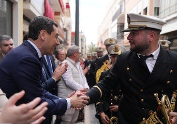 Un hombre, detenido tras increpar a Juanma Moreno en su visita a la Semana Santa de Cabra