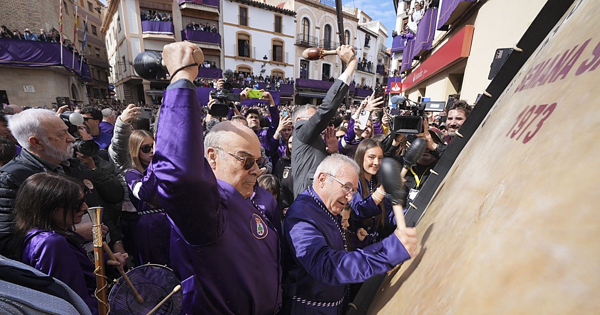 El actor Antonio Resines rompe la hora en Calanda con el estruendo de tambores y bombos