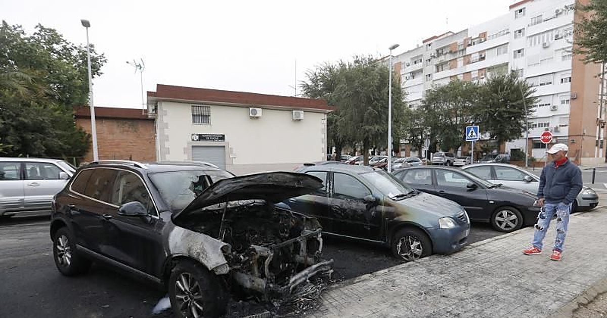 Nueve turismos arden en plena madrugada en el barrio del Sector Sur
