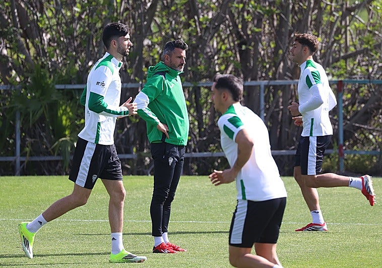 El Córdoba CF apela al orgullo ante el Cádiz en un derbi marcado por la urgencia