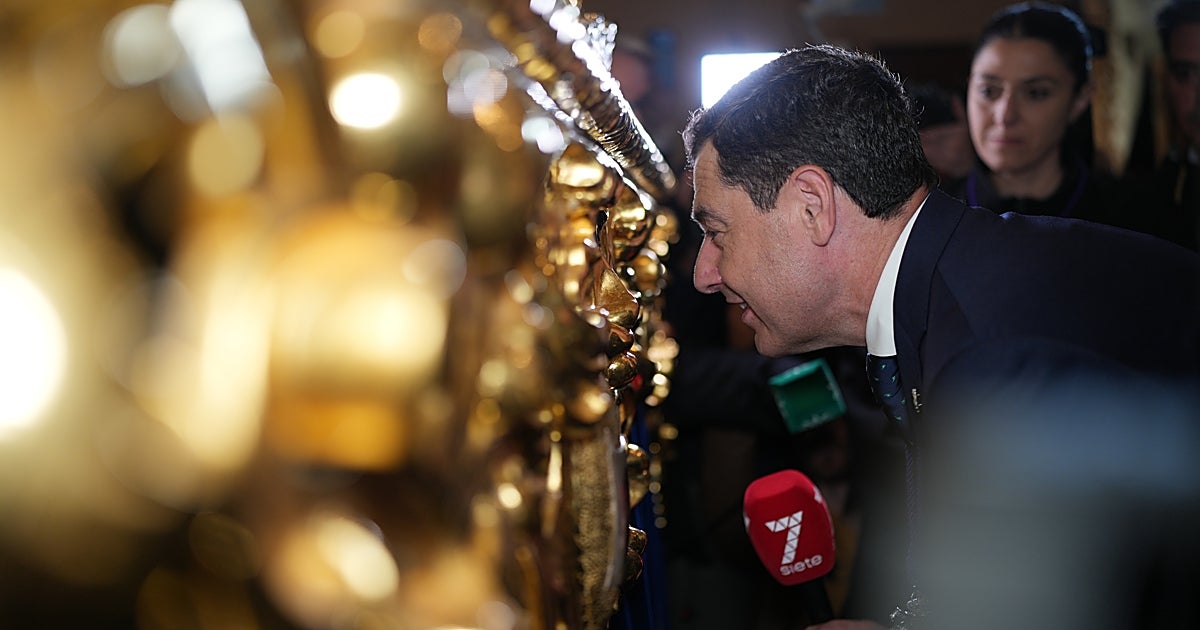 Ni el cansancio de «ocho horas bajo el trono» en Málaga puede con el maratón cofrade de Juanma Moreno en la Semana Santa