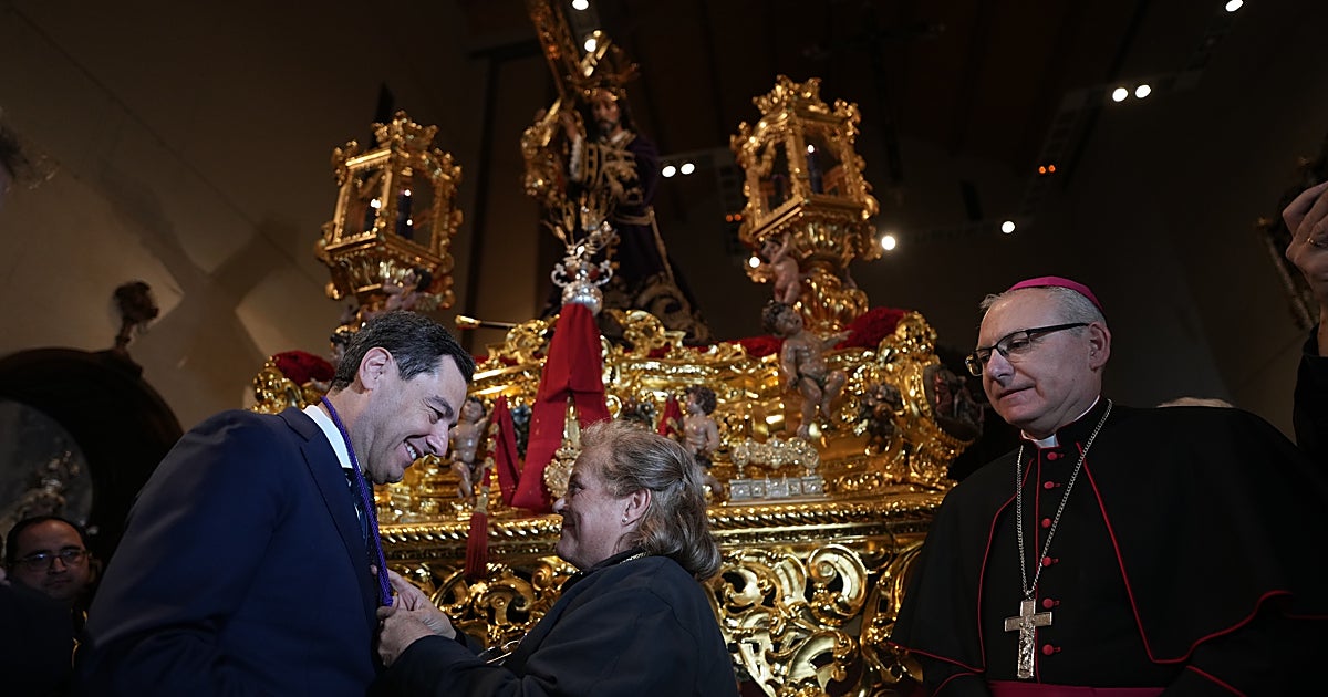 Juanma Moreno, en la salida de 'El Abuelo' en Jaén: «Poder vivir aquí nuestras tradiciones, es una experiencia única»