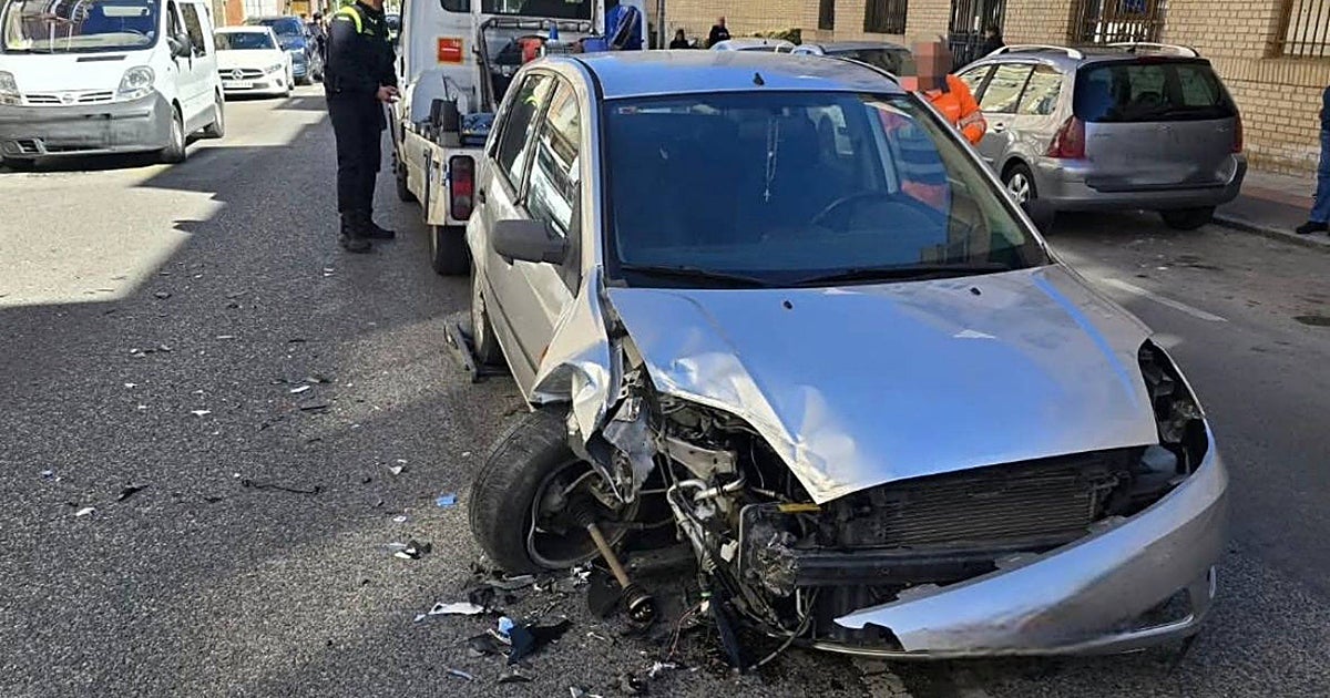 Un turismo y una ambulancia chocan en la avenida Reyes Católicos de Cuenca