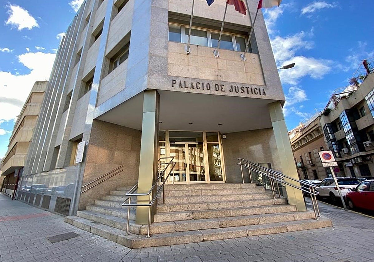 La Fiscalía pide 5,5 años de prisión para un vecino de La Solana por usar contratos falsos para quedarse con fincas