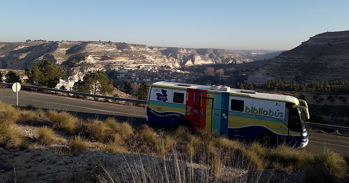 Renovado el convenio del bibliobús para llevar la cultura a los pueblos pequeños de Albacete