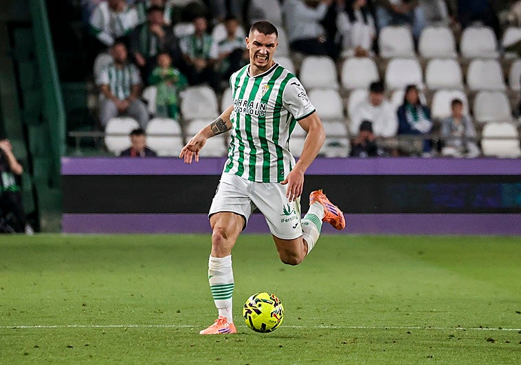 Fuentes conduce un balón durante un partido de esta temporada