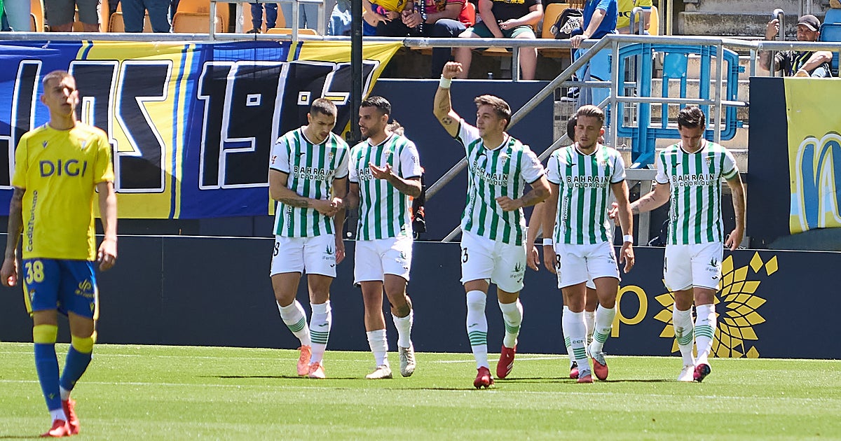El Córdoba CF renace de sus cenizas y logra su ansiada redención ante el Cádiz (1-3)