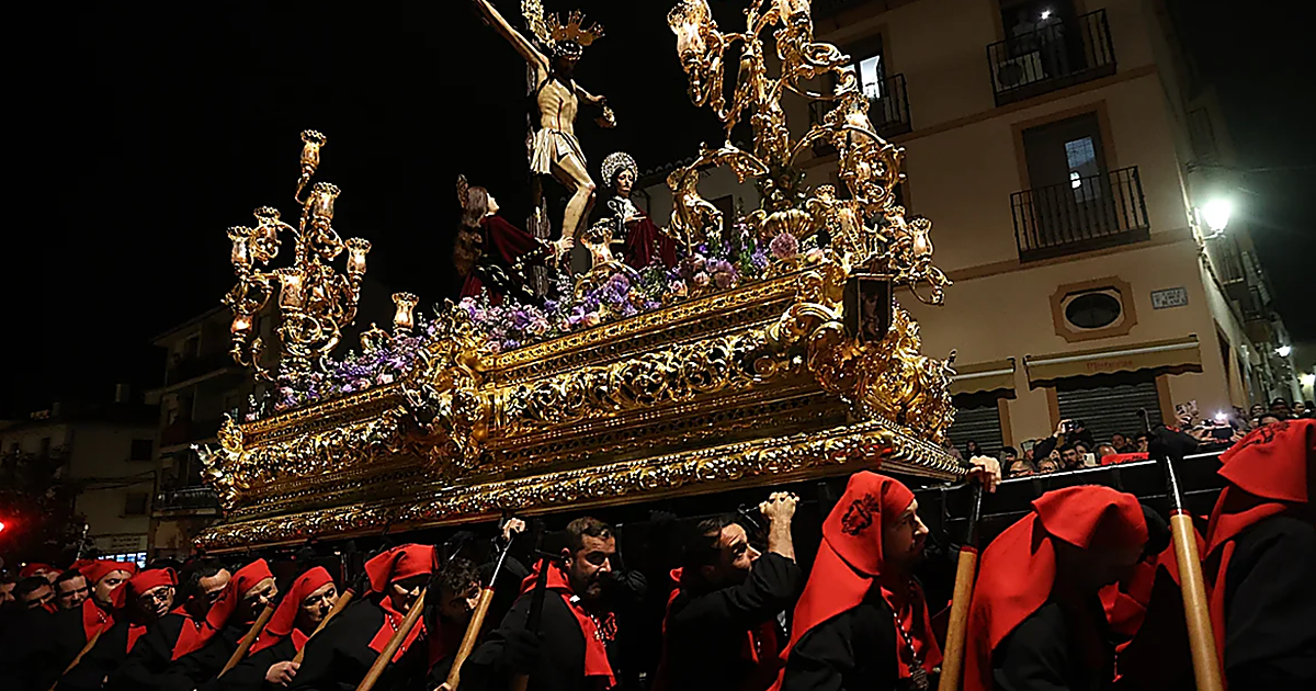 Correr la Vega, la tradición extrema de Antequera que desafía la gravedad y los límites de los costaleros