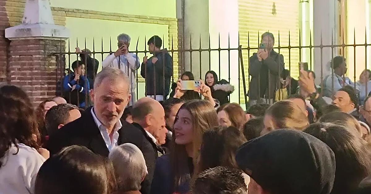 Los Reyes aparecen por sorpresa junto a sus hijas en la procesión del Silencio de Carabanchel