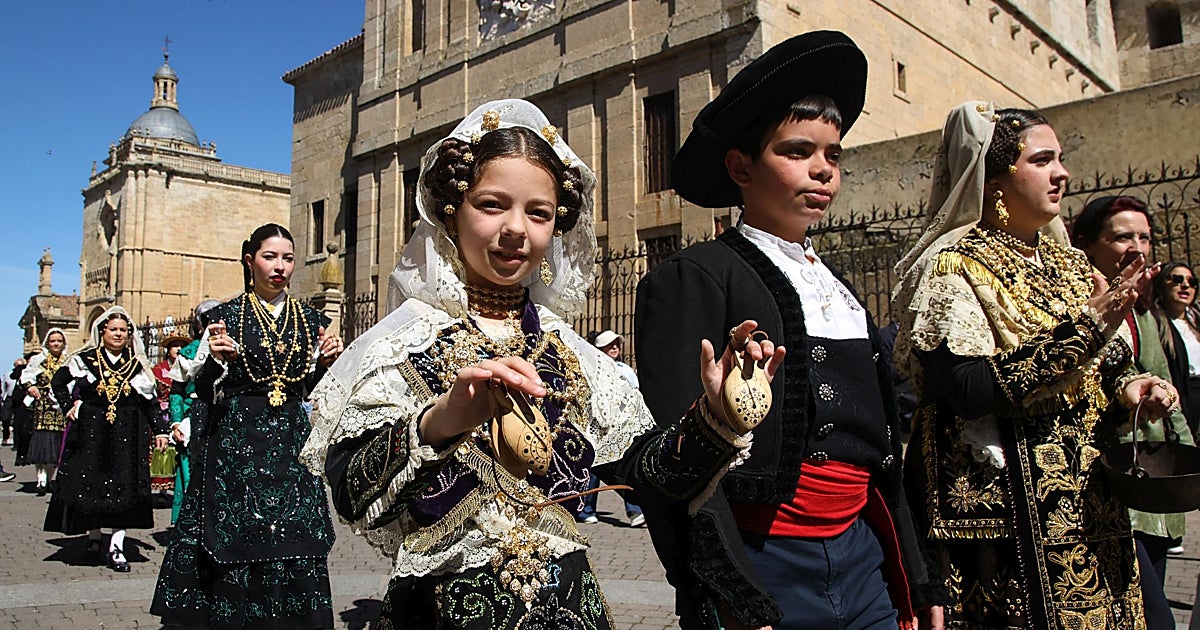 Ciudad Rodrigo se rinde al folclore y la tradición en una multitudinaria fiesta de La Charrada