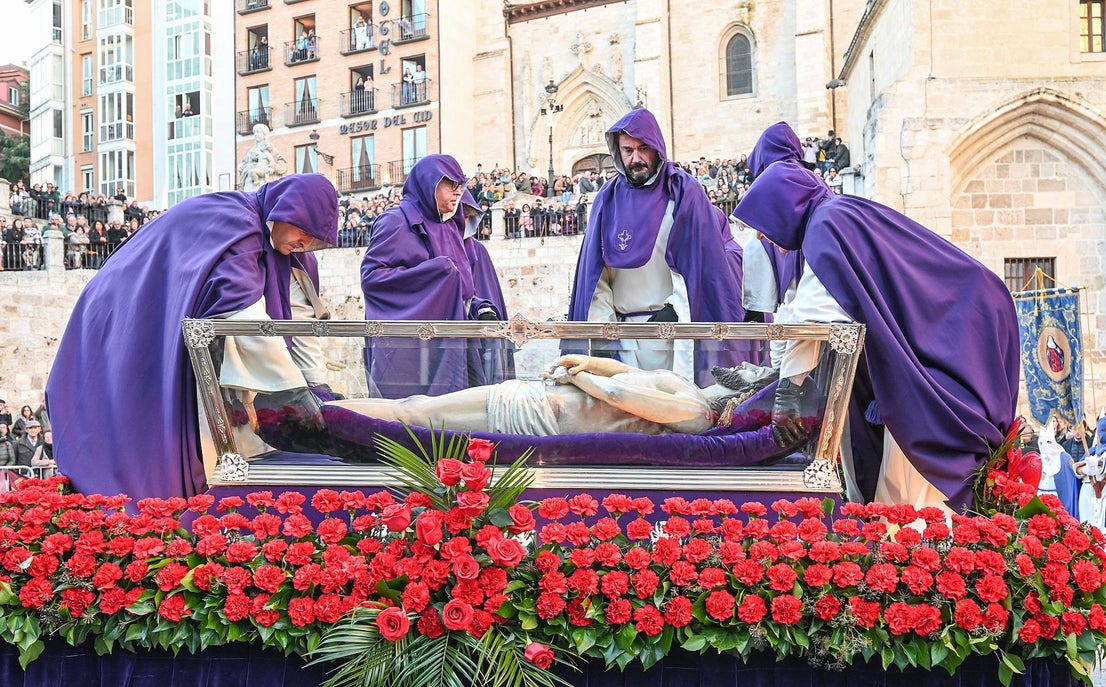 La Semana Santa, en imágenes: procesiones del Viernes Santo