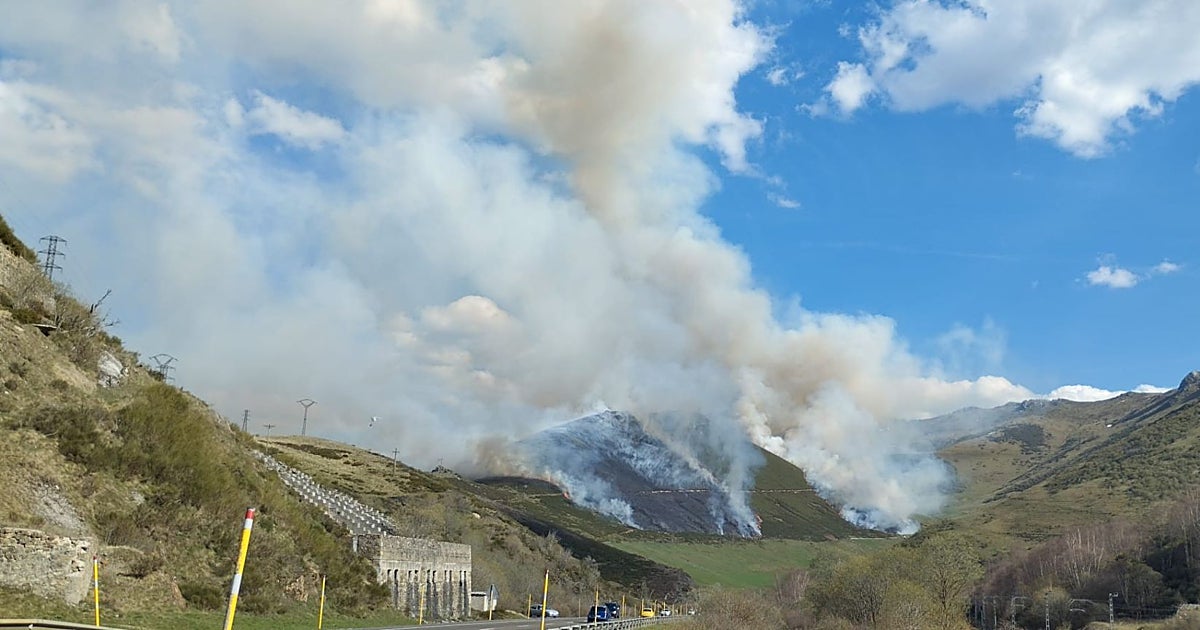 Medios aéreos y terrestres trabajan en la extinción de un incendio en Busdongo de Arbás (León)