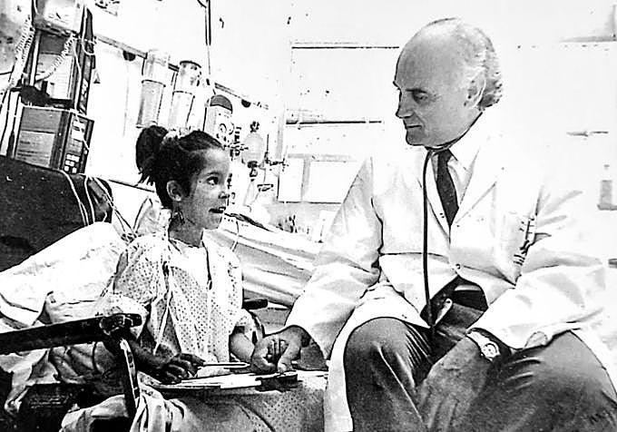 La doctora Concha con Arantxa, una niña que recibió un trasplante de corazón en el Parque Nacional Reina Sofía en 1989 cuando tenía 8 años. Ahora 37