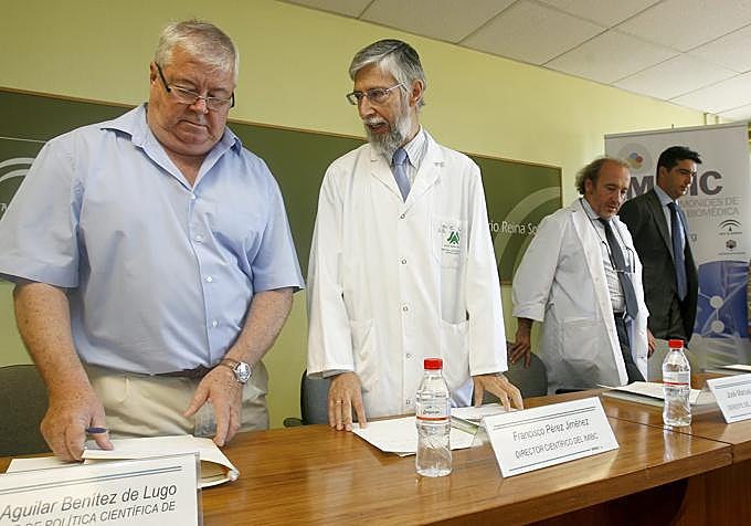 Dr. Pérez Jiménez presentando el Informe de Actividad de Imibic 2010