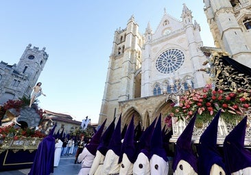 El Himno de la Alegría suena en León mientras los papones se despojan de sus capirotes