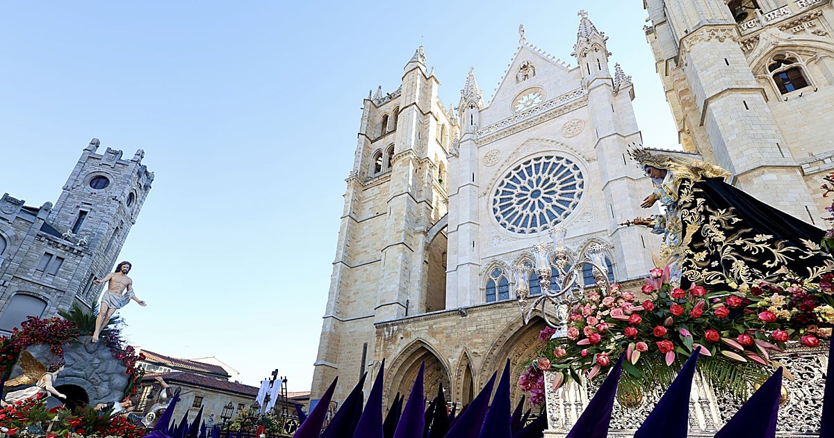 El Himno de la Alegría suena en León mientras los papones se despojan de sus capirotes