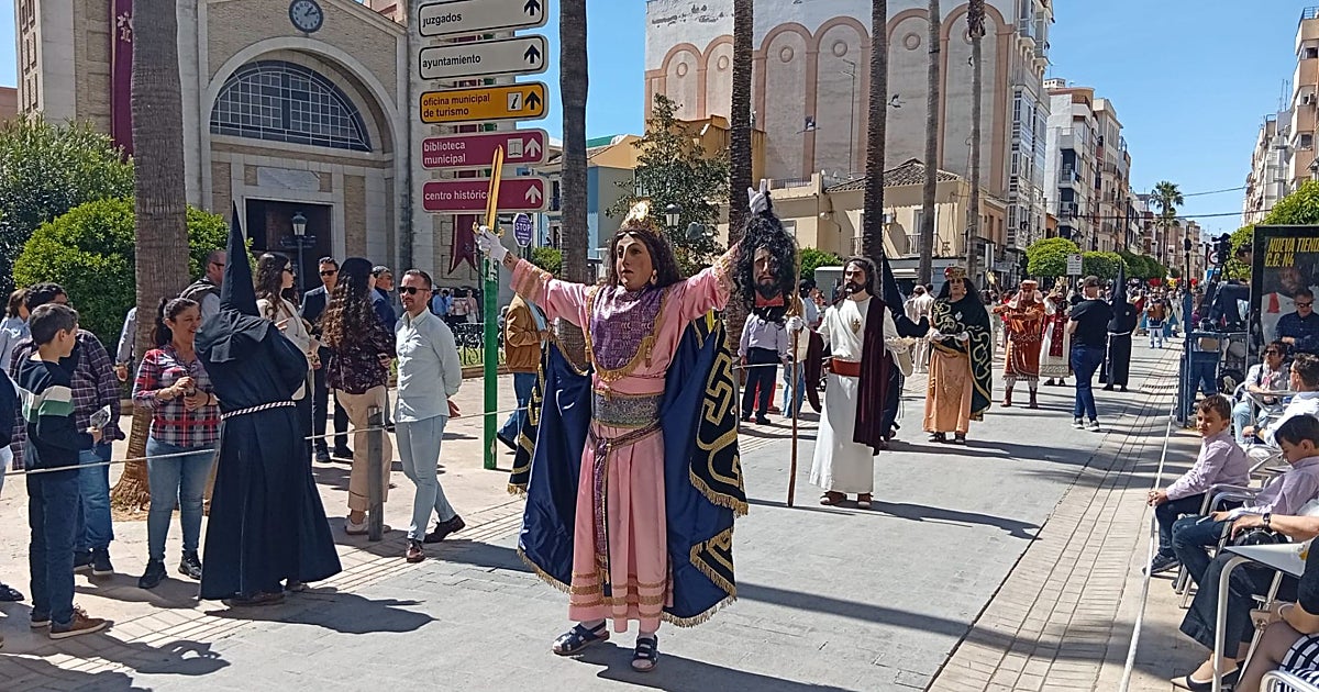 El desfile de 450 figuras bíblicas pone el broche de oro a la Semana Santa de Puente Genil