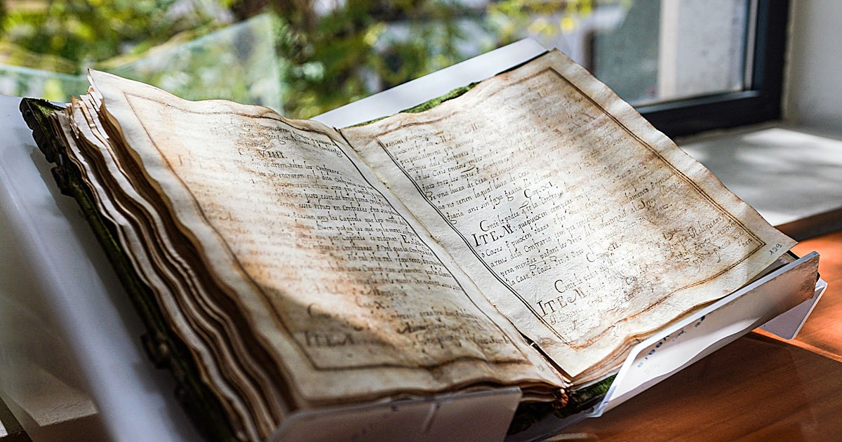 Recuperan un manuscrito del siglo XVII del Colegio de la Seda de Valencia que se vendía por 71.900 euros en internet