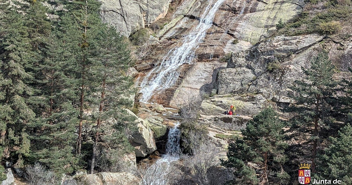Así ha sido el complicado rescate de una mujer que sufrió la mordedura de un perro en la cascada del Chorro Grande (Segovia)