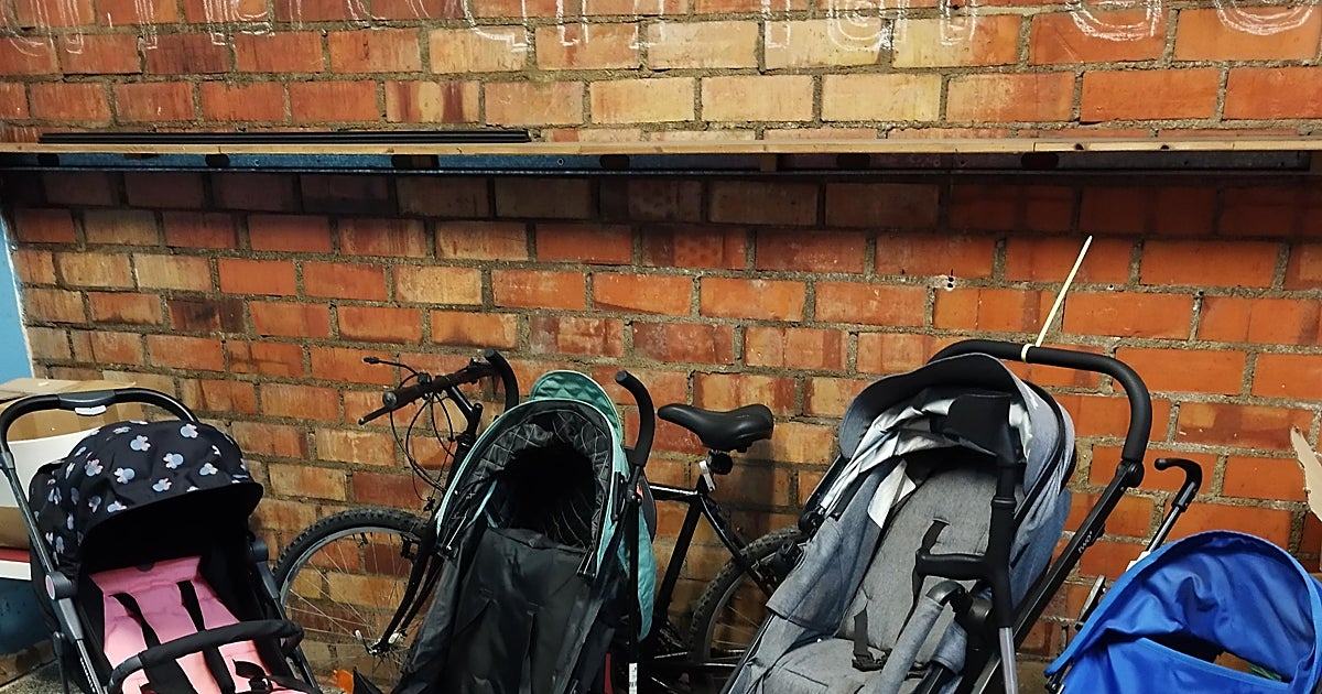 Carros de bebé, muletas, cédulas bucales y una impresora: los insólitos objetos perdidos en el metro de Valencia