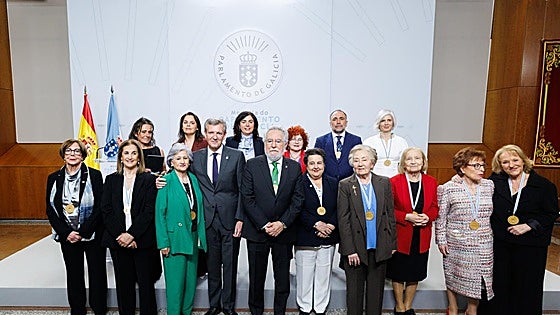 Santalices destaca el compromiso de Galicia con la igualdad en la entrega de las medallas del Parlamento