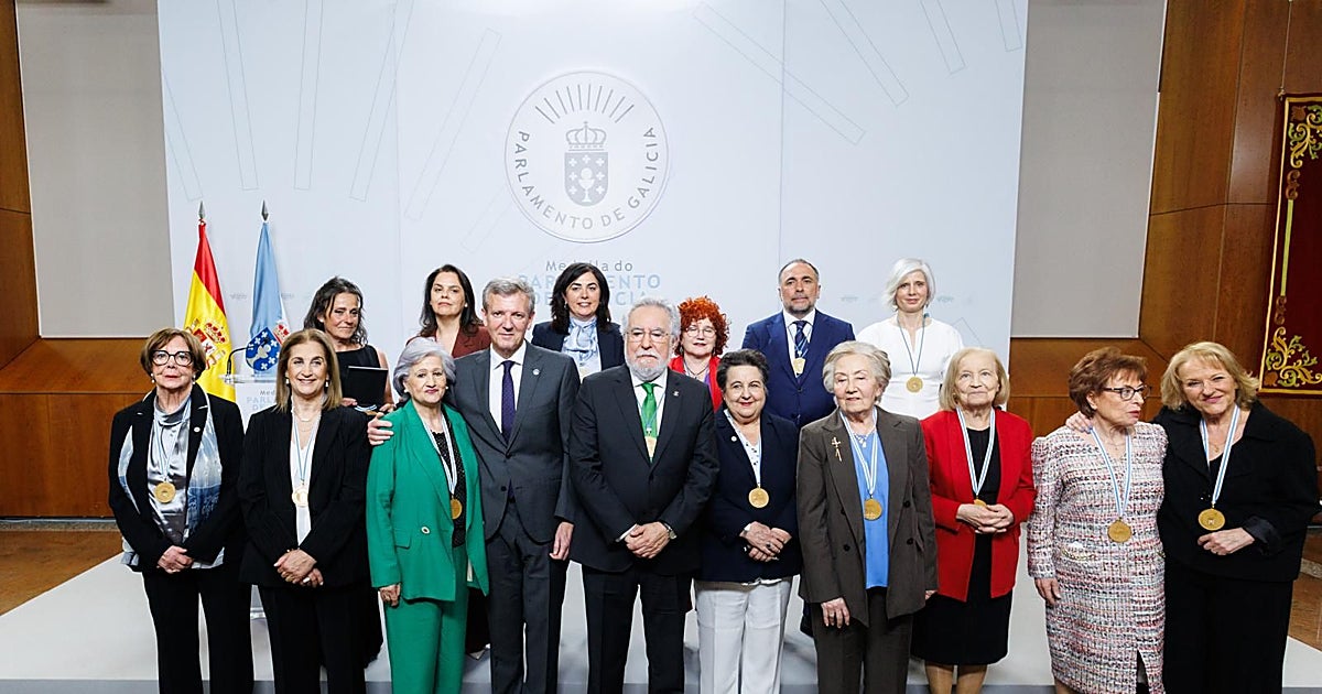 Santalices destaca el compromiso de Galicia con la igualdad en la entrega de las medallas del Parlamento