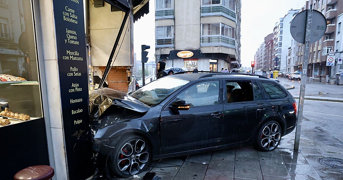 Herido un joven tras colisionar un turismo contra una panadería en León