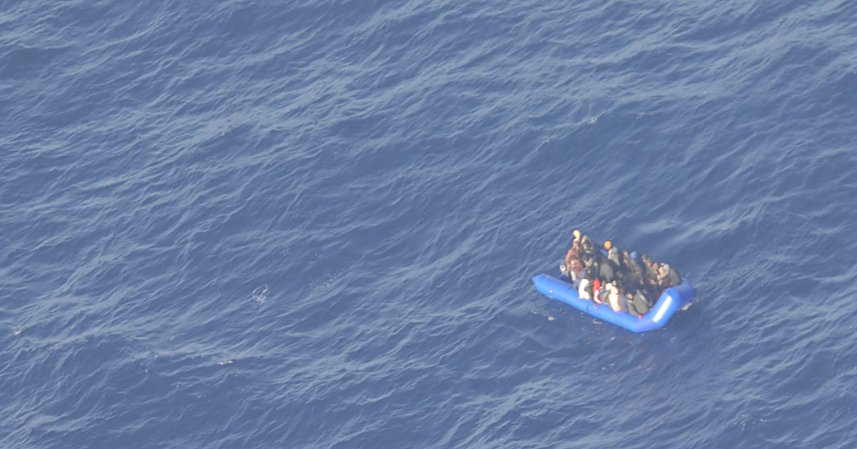 Rescatada una neumática con 37 inmigrantes en aguas de Lanzarote