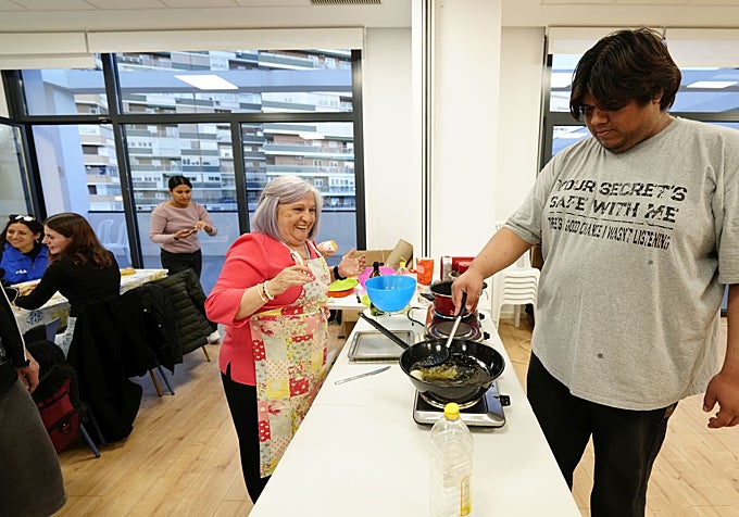 Mark (20 años) se anima a hacer de pinche de Maricarmen (70). Juntos dirigen el taller de cocina: él aprende de ella y se atreve a aportar su propio toque de anís a la receta de pestiños