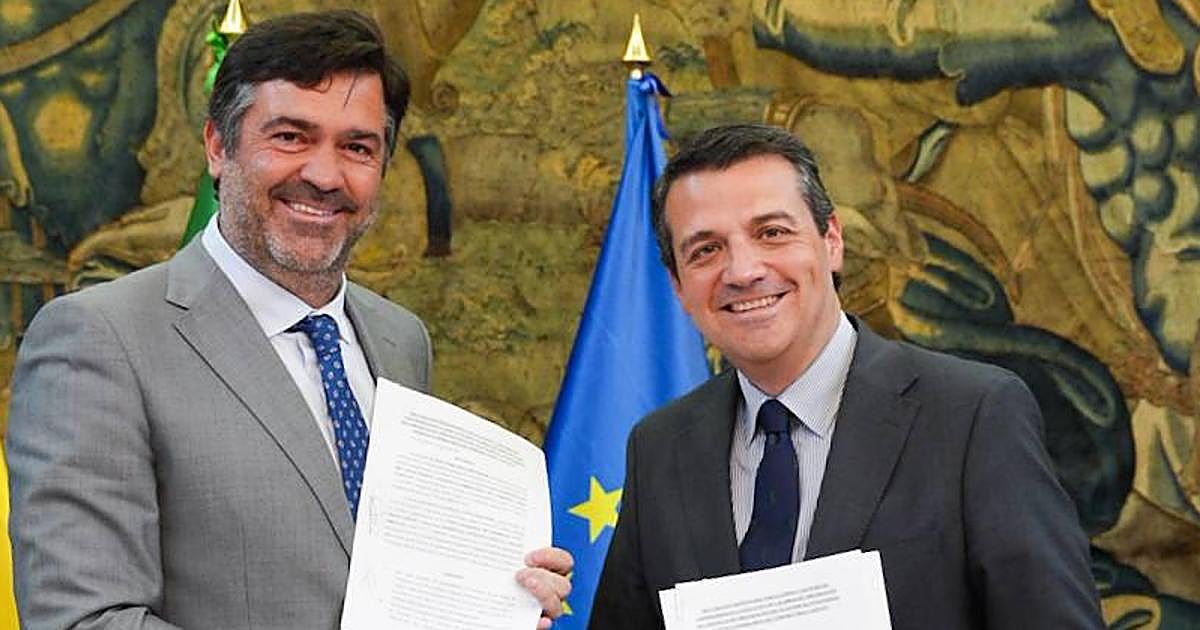 El contrato de la obra de urbanización del gran parque empresarial junto a la Base Logística, firmado