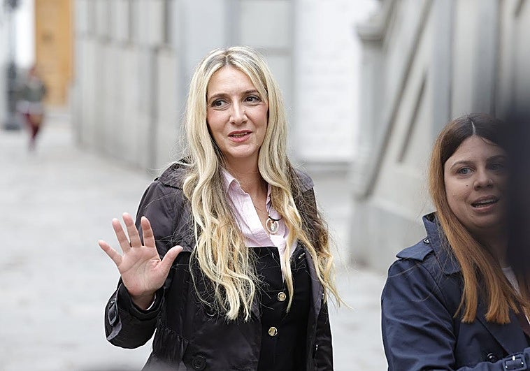 La miss que leía libros de trenes y que Ábalos «culturizó» en política