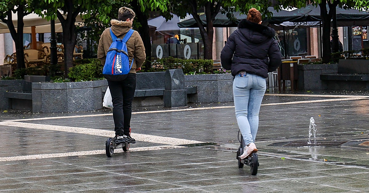 Peatones y usuarios de patinetes eléctricos aplauden las nuevas restricciones: «Le temo más que a un coche»