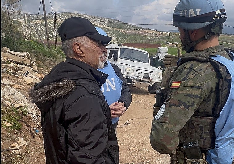 Familiares de los militares españoles en el Líbano: «Fueron a una misión de paz y están en medio de la guerra»