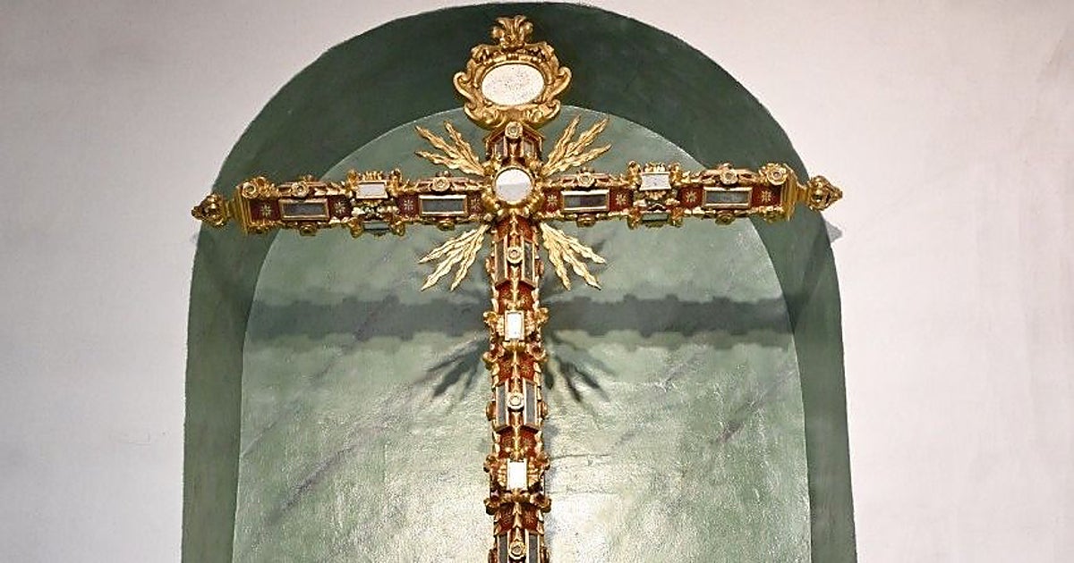 La Cruz Guiona de Córdoba recupera sus ricos dorados originales del siglo XVIII