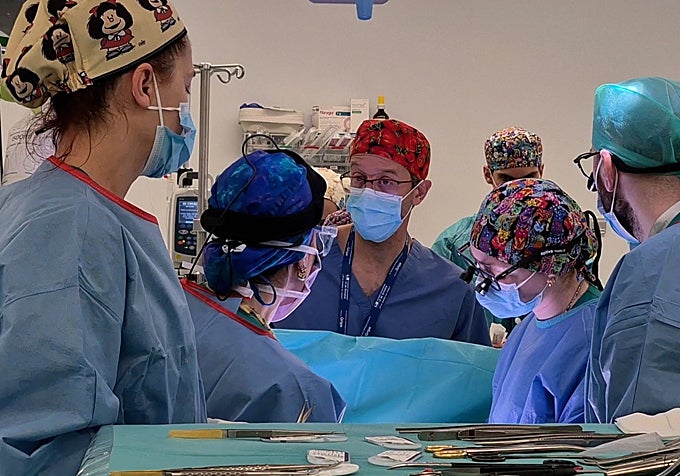 El equipo de cirujanos cardiacos pediátricos que ha llevado a cabo una de las intervenciones.