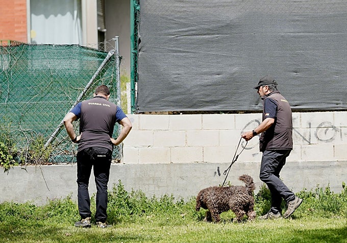 La Guardia Civil rastrea con perros lal zona del crimen en busca de vestigios
