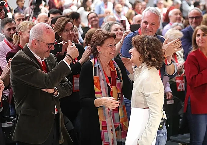 María Jesús Montero se rodea de la vieja guardia para recuperar el voto ...